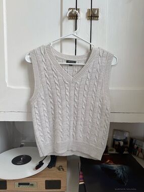 Cable Knit Sleeveless Sweater Vest